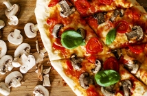 Пица с ароматни гъби, чери домати и босилек