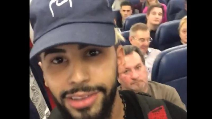 Изритаха YouTube звезда от полет, защото говорил на арабски (Видео)