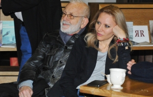 Ицко Финци ще става баща на 83! Майката с 45 години по-млада от него Ицко Финци ще става баща на 83! Майката с 45 години по-млада от него