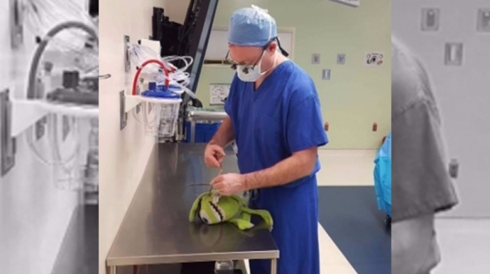 Детски хирург оперира играчки и е най-милото нещо, което ще гледате днес