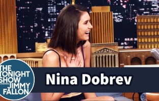 Нина Добрев отново събра погледите в шоуто на Джими Фалън (Видео)