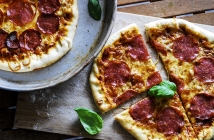 Тънка пица с италиански салам 