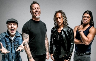 Българското знаме краси първи ред на концерт на Metallica в страхотна фотография