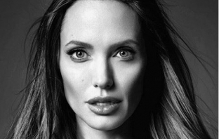 Анджелина Джоли похапна тарантули и скорпиони с децата си (Видео)