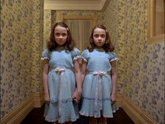 Фен на "Сиянието" плаши гости на хотели с близначките си (Снимки)