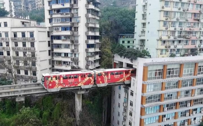 Ще повярвате ли? В китайския "Град на мостовете" Чунцин влак преминава през жилищна сграда (Видео)