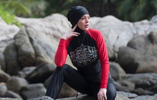 Линдзи Лоън шокира с буркини на плаж в Тайланд