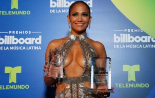 Вижте полуголата Джей Ло на наградите Billboard (Снимки)