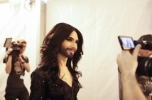 Брадатата певица Кончита Вурст облече мъжки дрехи (Снимки)