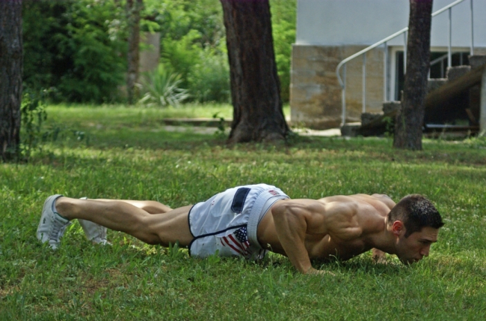 5 лесни упражнения със собствена тежест, които изгарят мазнини бързо (цяло тяло)