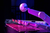 Робот пише и възпроизвежда собствена музика (видео)