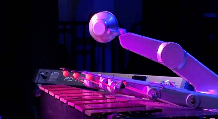Робот пише и възпроизвежда собствена музика (видео)