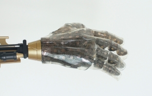 Изкуствена кожа ще помогне на роботите да усещат температура, натиск и болка