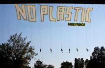 Активисти на Грийнпийс спуснаха 50-метров банер с надпис "No Plastic" от Аспаруховия мост