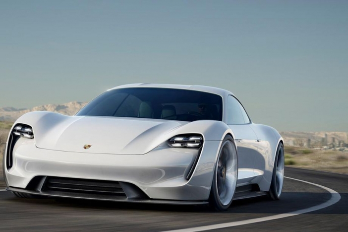 "Porsche" ще конкуирира "Tesla" със спортен електрически автомобил