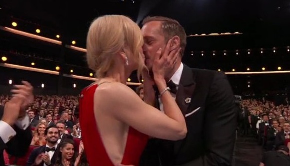 Никол Кидман целуна Александър Скарсгард на наградите "Еми"