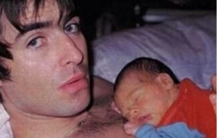 Синът на Лиъм Галахър е одрал кожата на известния си татко (Снимки)
