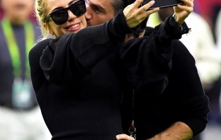 Лейди Гага се сгоди за своя импресарио Кристиан Карино
