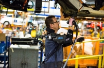 Ford тества екзоскелет, който да намали умората на работниците