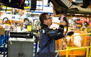 Ford тества екзоскелет, който да намали умората на работниците