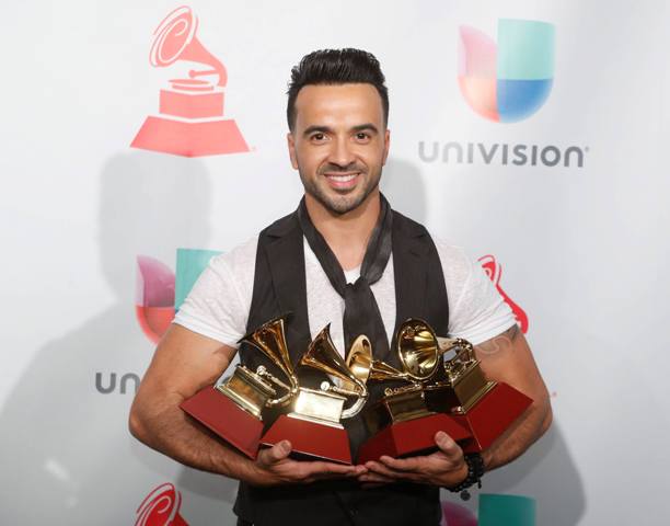 Луис Фонси обра латино наградите "Грами" (видео)