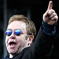 Elton John пя на 60-ия си рожден ден