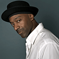 Запалена фенка посрещна Marcus Miller на летището