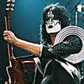 Китаристът на Kiss инспектира как се правят китарите му