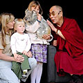 Далай Лама почете Ловеца на крокодили
