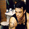 Robbie Williams преоткри Бог. Виж тук!