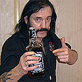 Глобиха Lemmy Kilmister от Motorhead за пушене на сцена