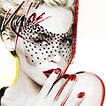 Kylie Minogue продава екслузивно нов албум онлайн