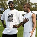 David Beckham учи децата на Snoop Dogg на футбол