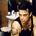 Robbie Williams води документално шоу за извънземни