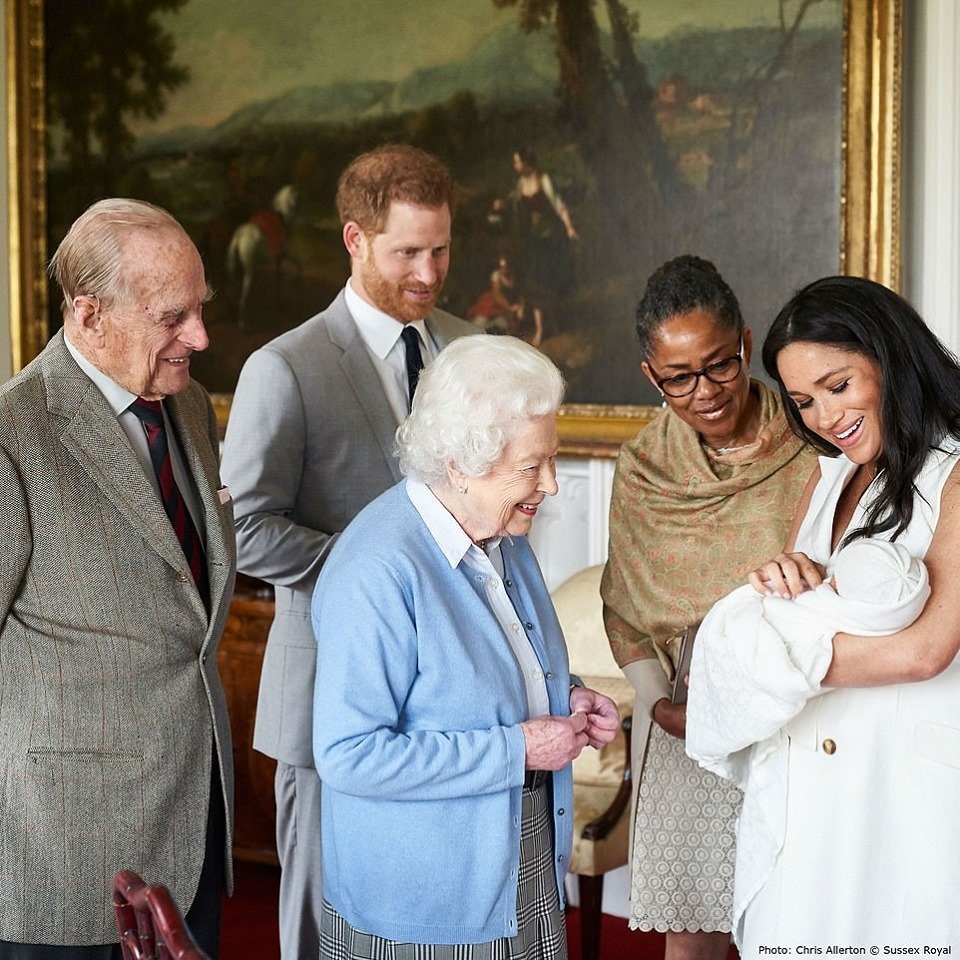 Кралицата се запознава с малкия принц