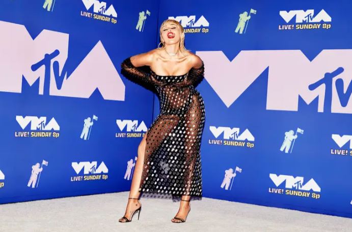 Майли Сайръс шокире с тоалета си при раздаването на наградите на MTV