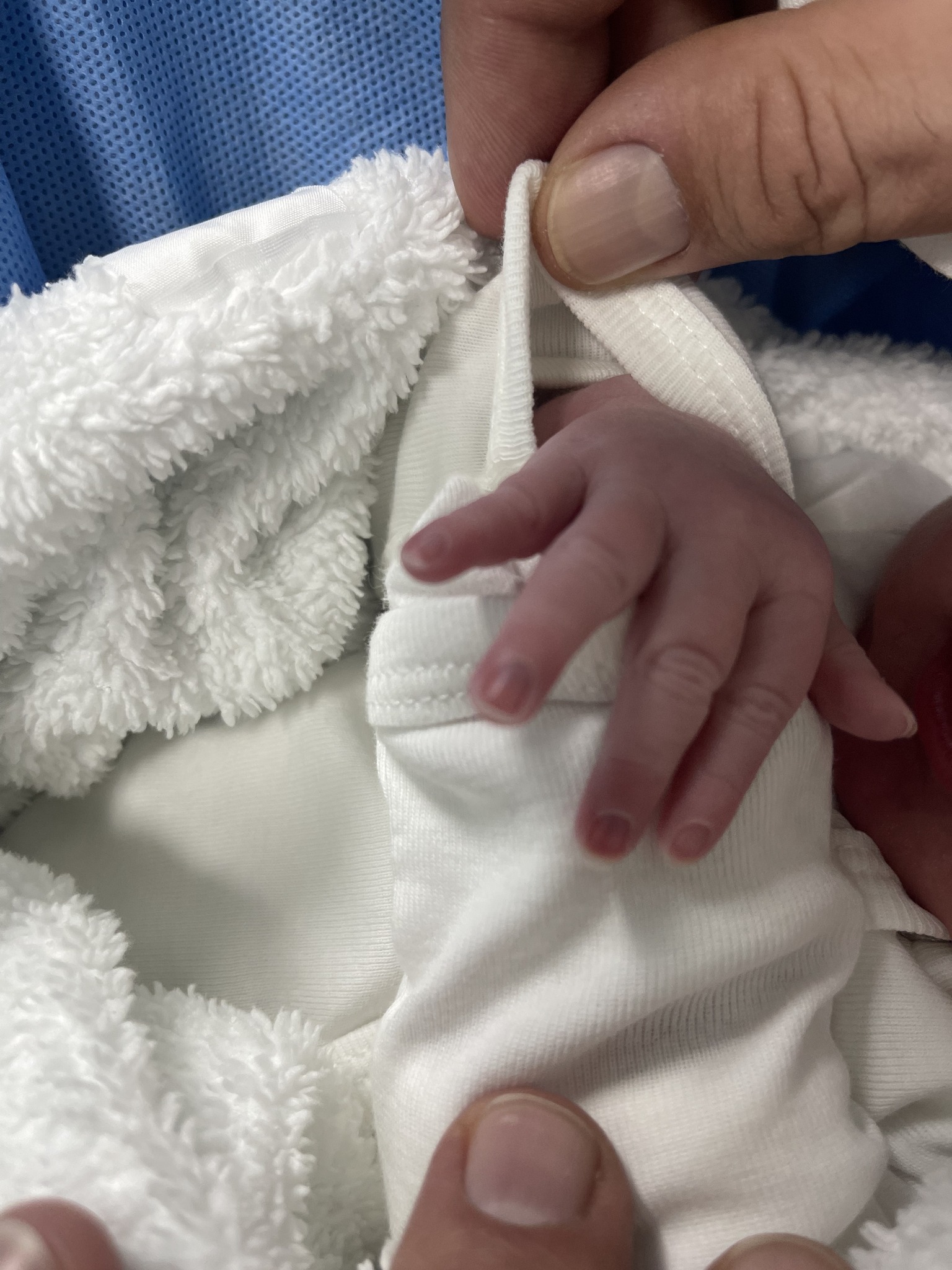 Андрей сподели снимка на ръчичката на бебенцето